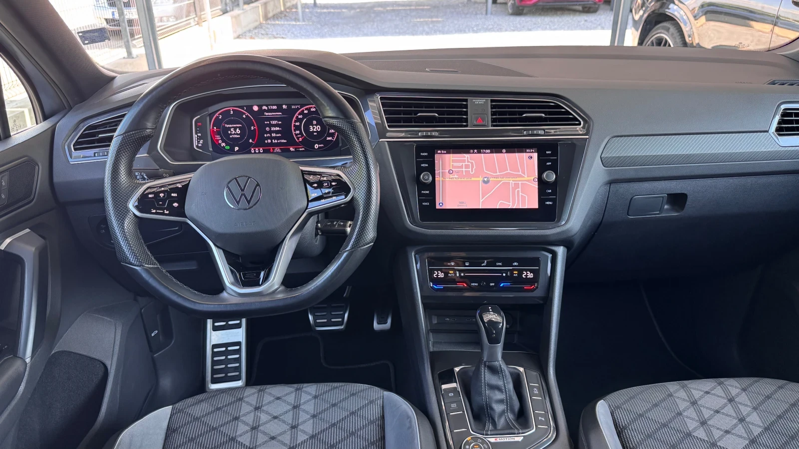 VW Tiguan 2.0TDI R-Line 4MOTION* NIGHT* ОБСЛУЖЕН* , снимка 13 - Автомобили и джипове - 55184144
