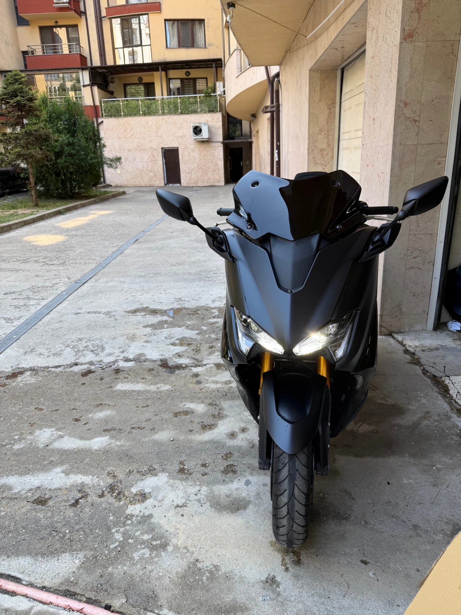 Yamaha T-max 560ie, Tech Max, ABS-TCS, Akrapovic, снимка 10 - Мотоциклети и мототехника - 55511389
