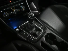VW Jetta R-LINE* ПАНОРАМА* ЧИСТА ИСТОРИЯ* ПОДГРЕВ ОТЗАД, снимка 15