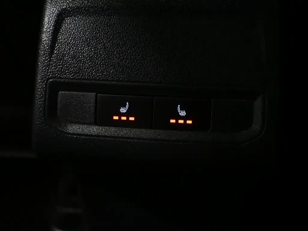 VW Jetta R-LINE* ПАНОРАМА* ЧИСТА ИСТОРИЯ* ПОДГРЕВ ОТЗАД, снимка 16 - Автомобили и джипове - 56119608