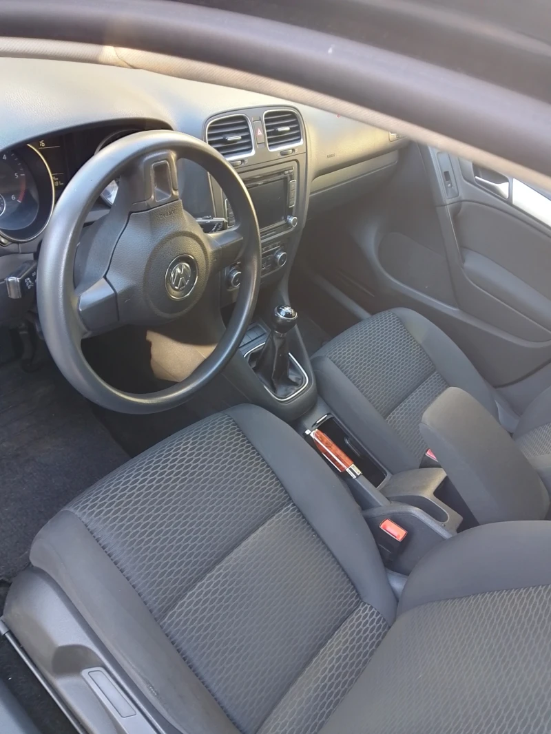 VW Golf 1.6 Tdi, снимка 6 - Автомобили и джипове - 48965376