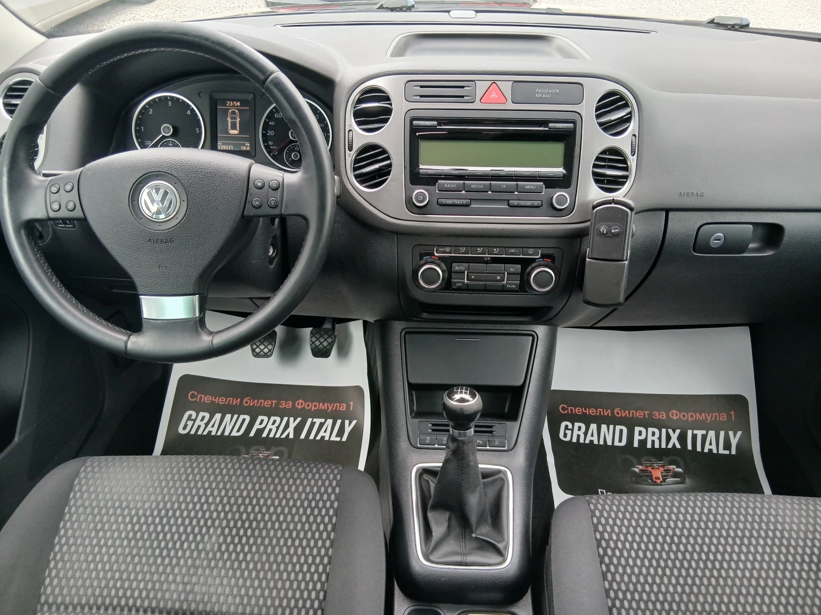 VW Tiguan КАТО НОВ, снимка 13 - Автомобили и джипове - 53076887