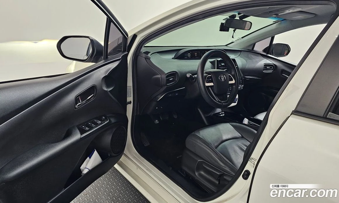 Toyota Prius 1.8 E, снимка 10 - Автомобили и джипове - 56123266