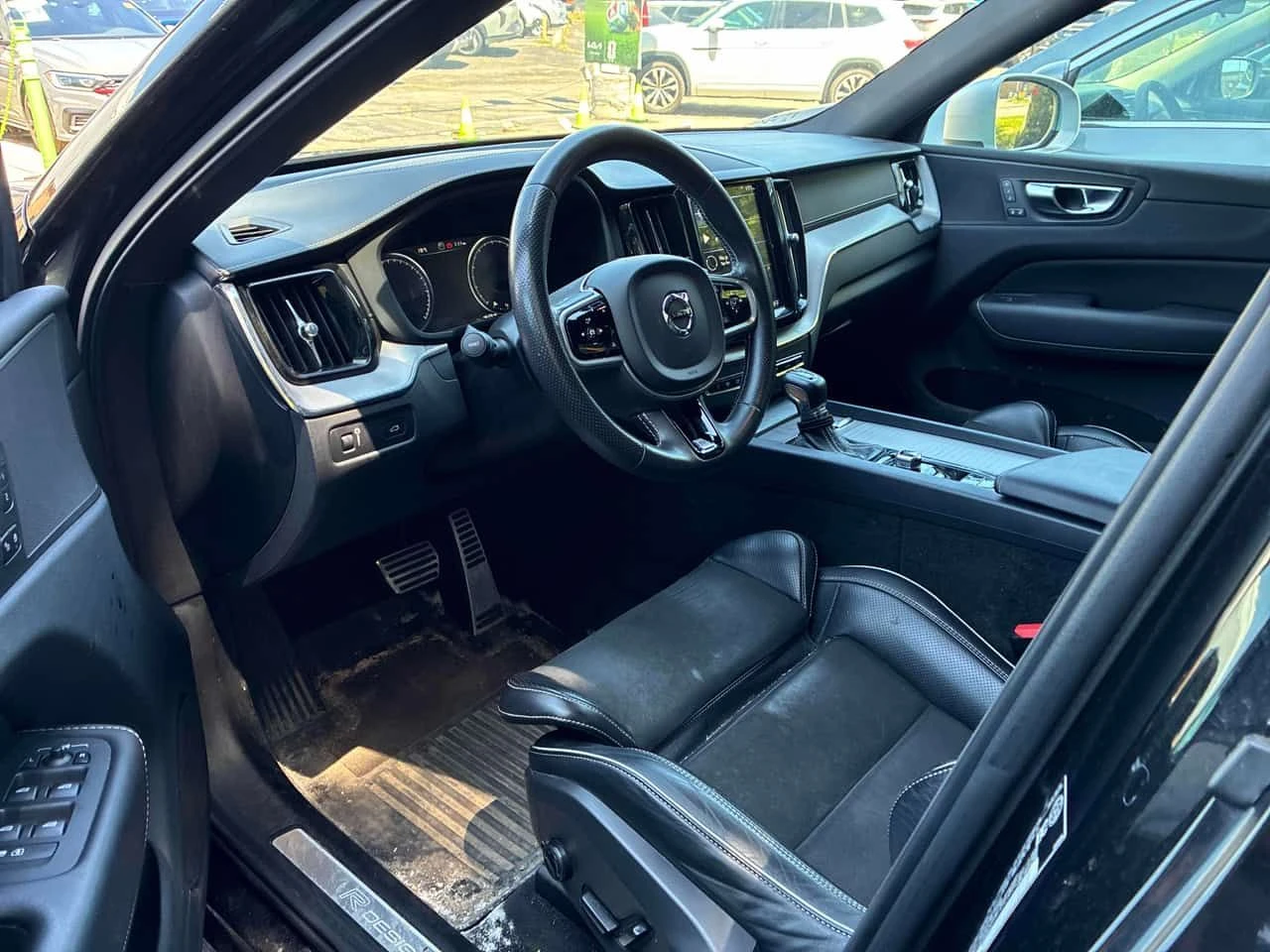 Volvo XC60 | R Design | ПОДГРЕВ | CARFAX | 360 | , снимка 5 - Автомобили и джипове - 54781400