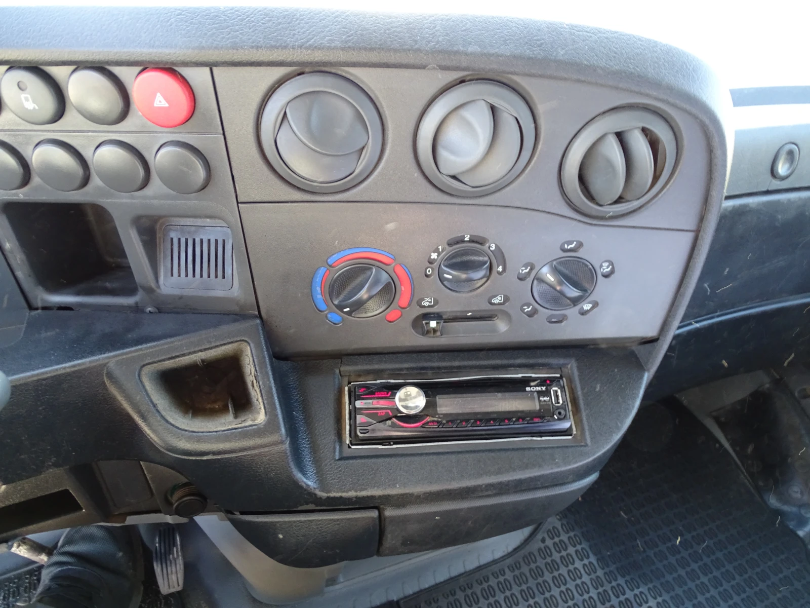 Iveco Daily 35C12  КАТ. * Б* НОВ ВНОС ОТ ШВЕЙЦАРИЯ, снимка 16 - Бусове и автобуси - 55471129