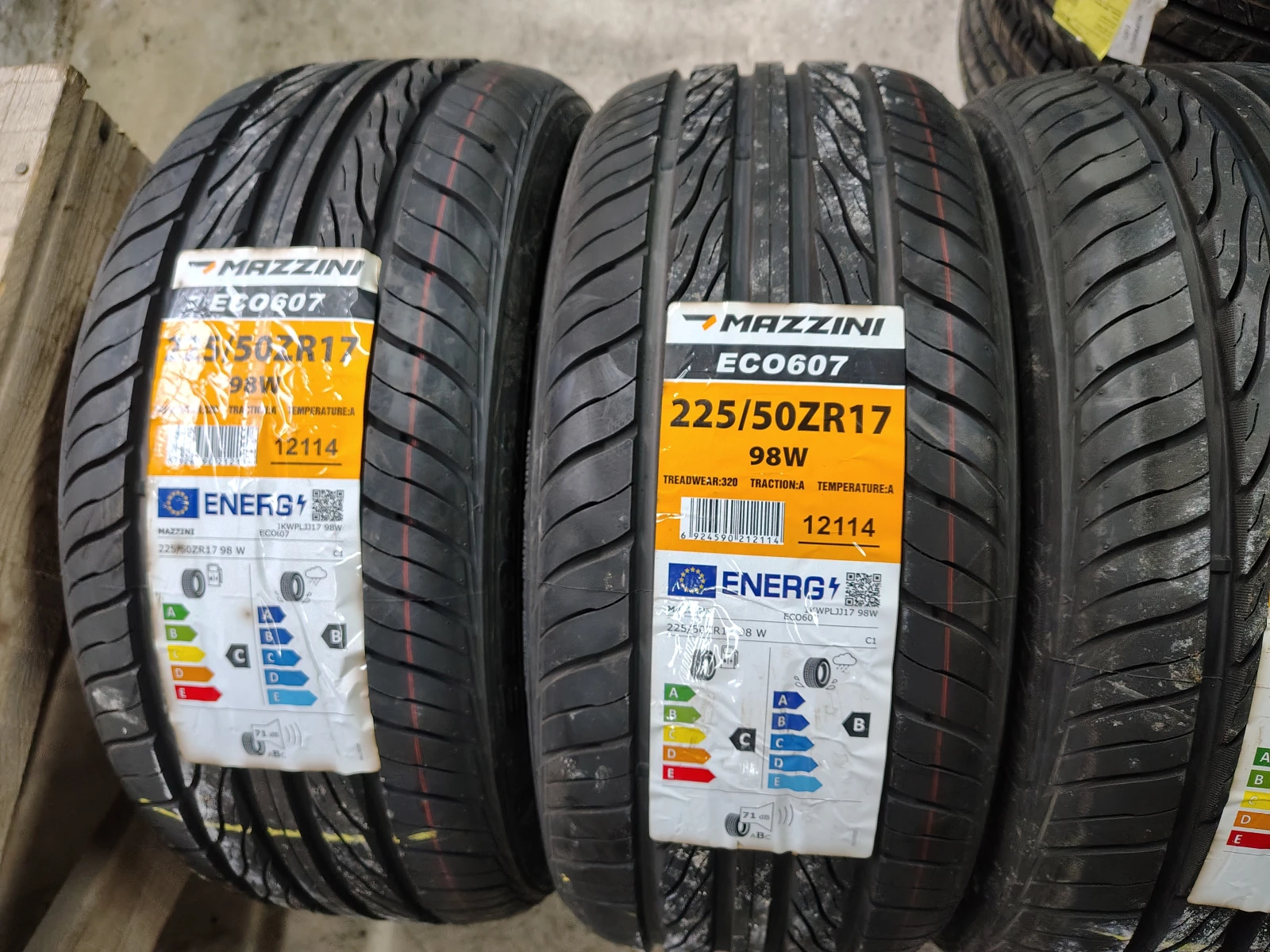 Гуми Летни 225/50R17, снимка 2 - Гуми и джанти - 53747378