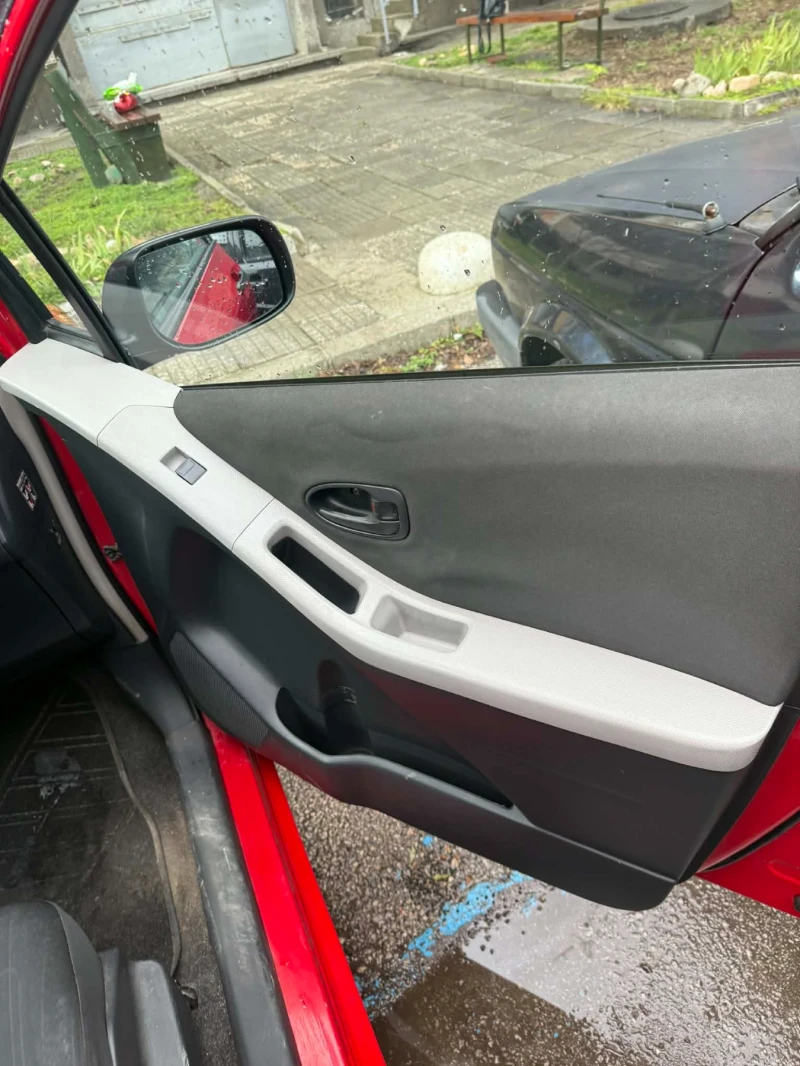 Toyota Yaris 1.0 VVT-I/KLIMA, снимка 11 - Автомобили и джипове - 53394551