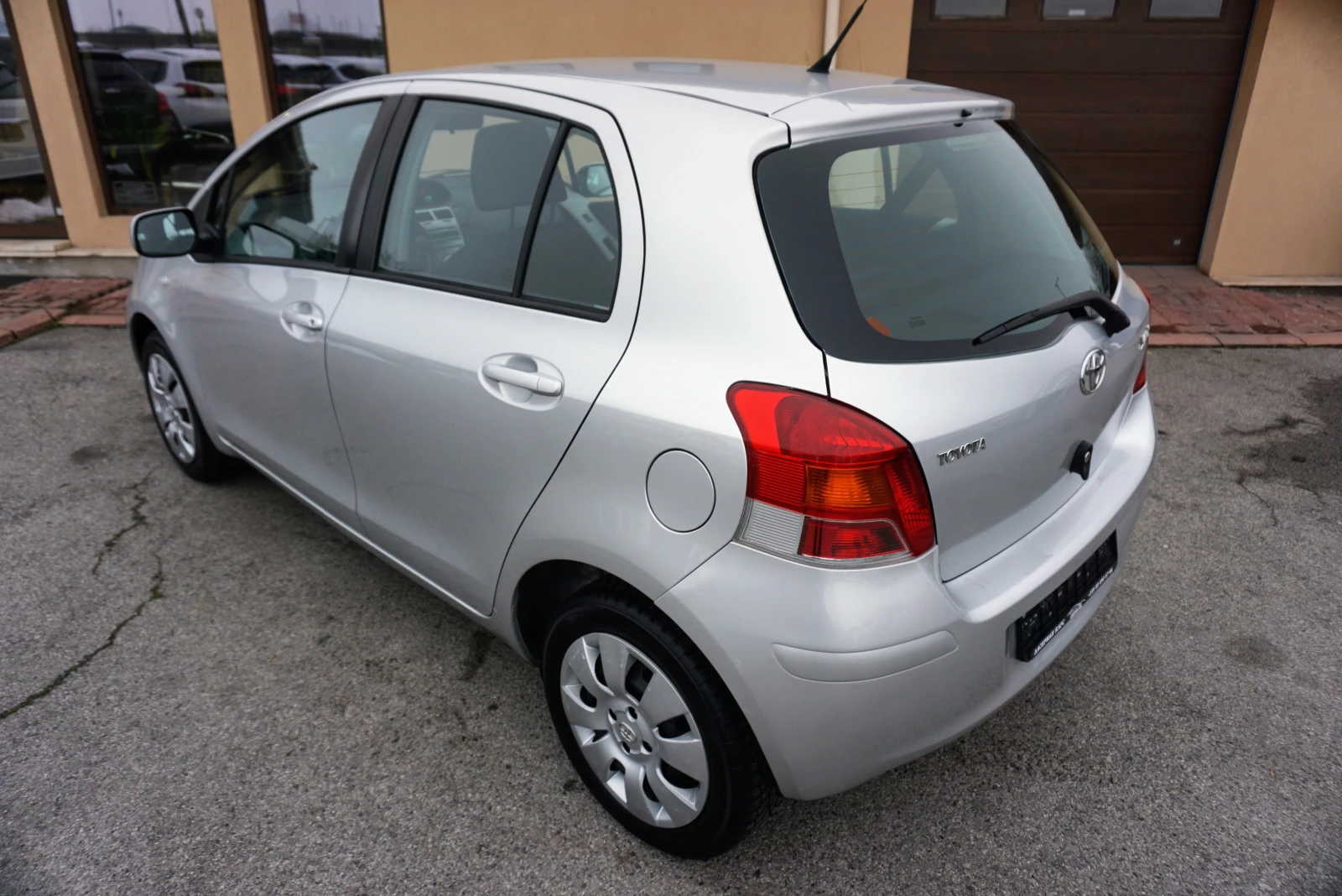 Toyota Yaris 1.0i - изображение 4