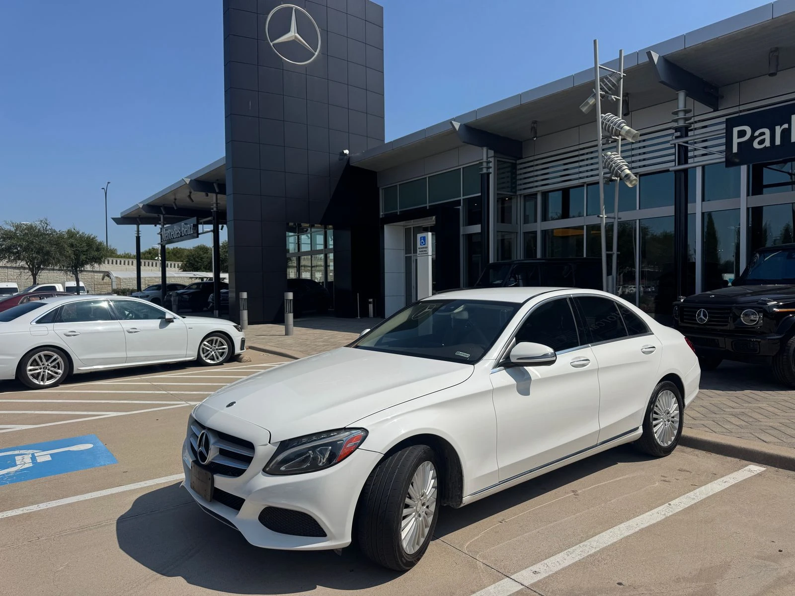 Mercedes-Benz C 300 w/Luxury Pkg* Burmester* Blind Spot* KEYLESS*  - изображение 2
