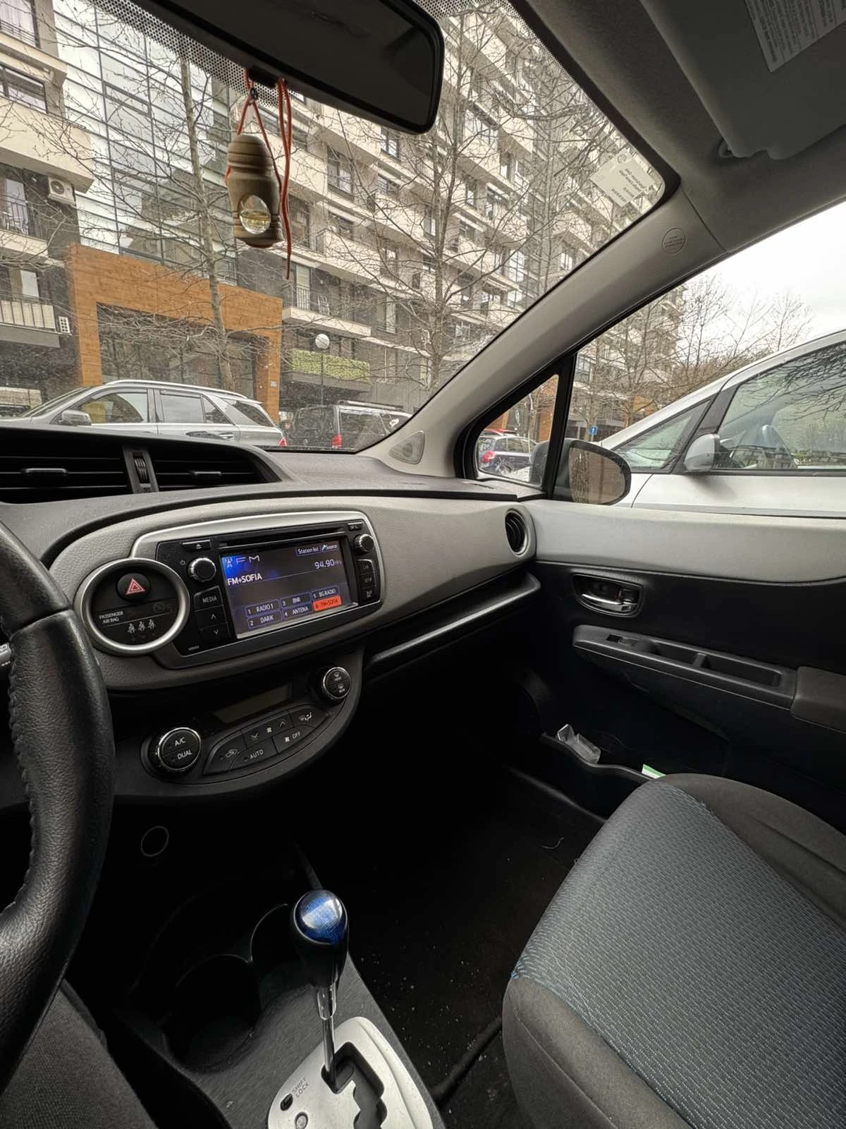 Toyota Yaris HIBRID, снимка 10 - Автомобили и джипове - 53740790