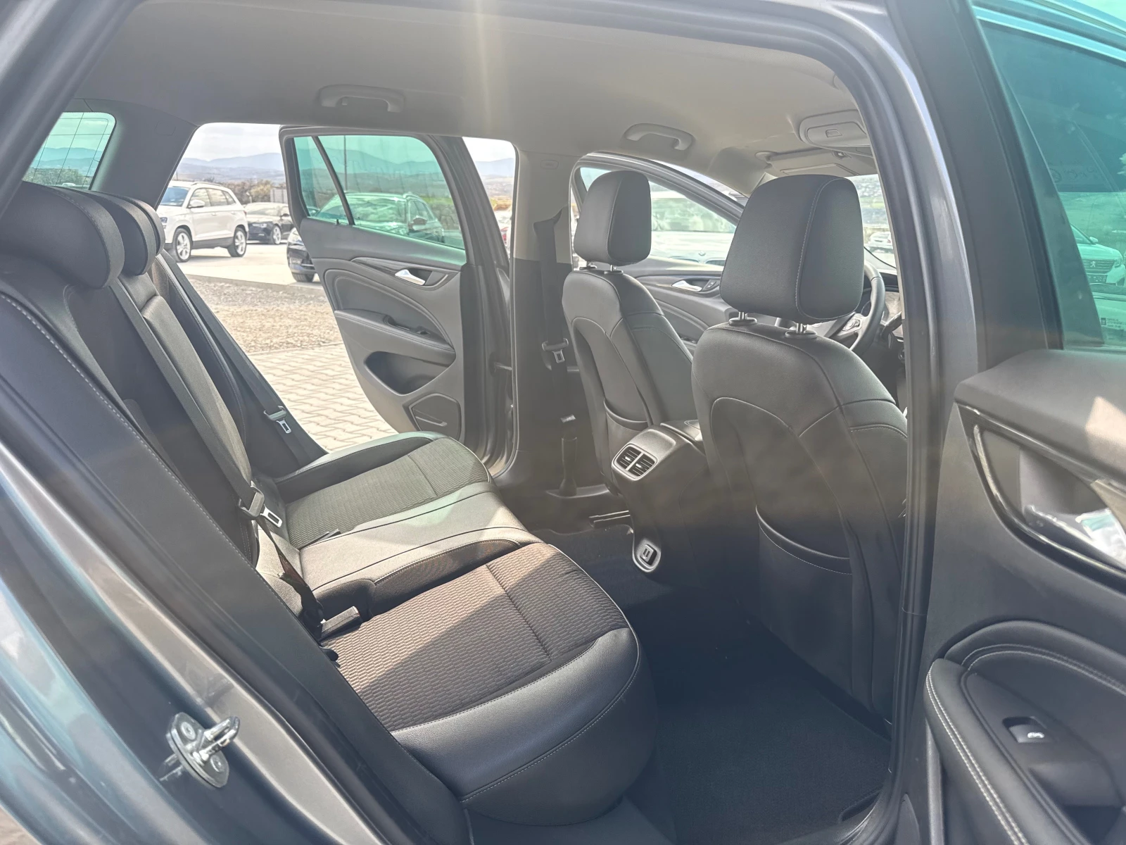 Opel Insignia 1.6TDCI 136 ks Собствен лизинг !!!, снимка 11 - Автомобили и джипове - 54068382