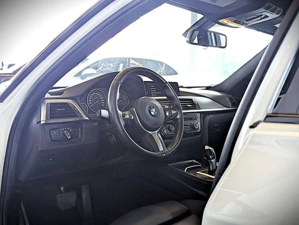 BMW 330 * xDrive Sedan M Sport Package * CARFAX * , снимка 10 - Автомобили и джипове - 55448788