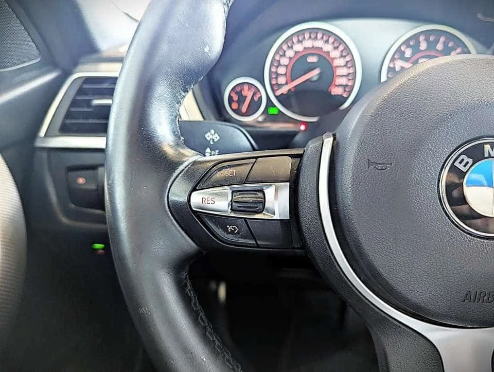 BMW 330 * xDrive Sedan M Sport Package * CARFAX * , снимка 15 - Автомобили и джипове - 55448788