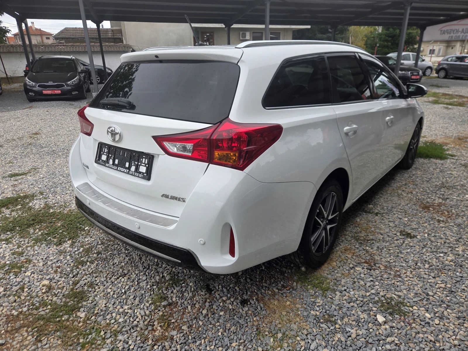 Toyota Auris, снимка 12 - Автомобили и джипове - 56465778