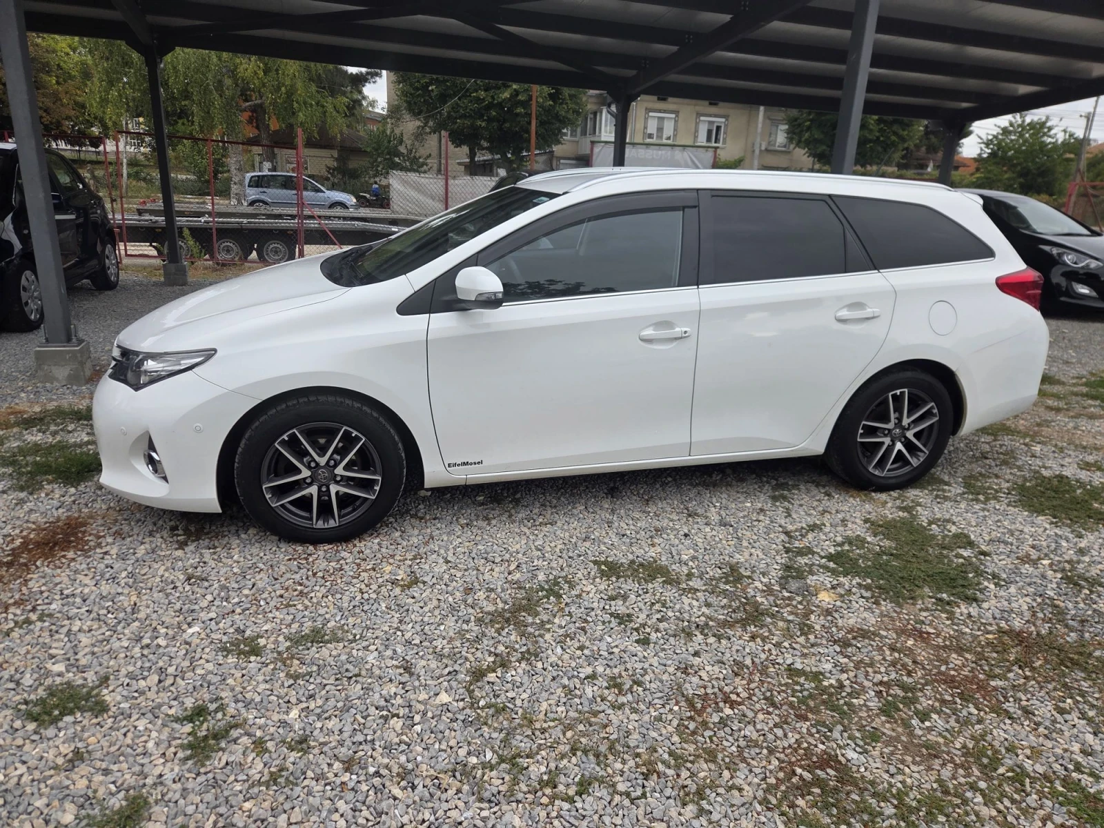 Toyota Auris, снимка 3 - Автомобили и джипове - 56465778