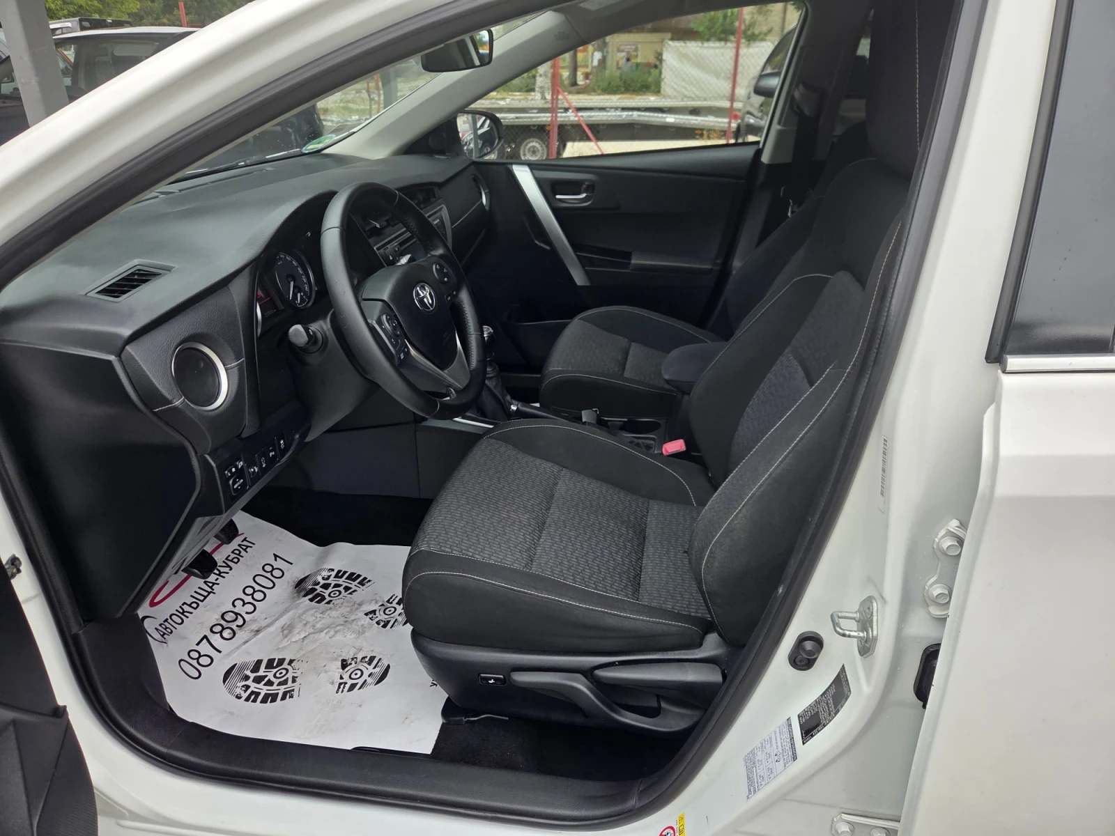 Toyota Auris, снимка 5 - Автомобили и джипове - 56465778