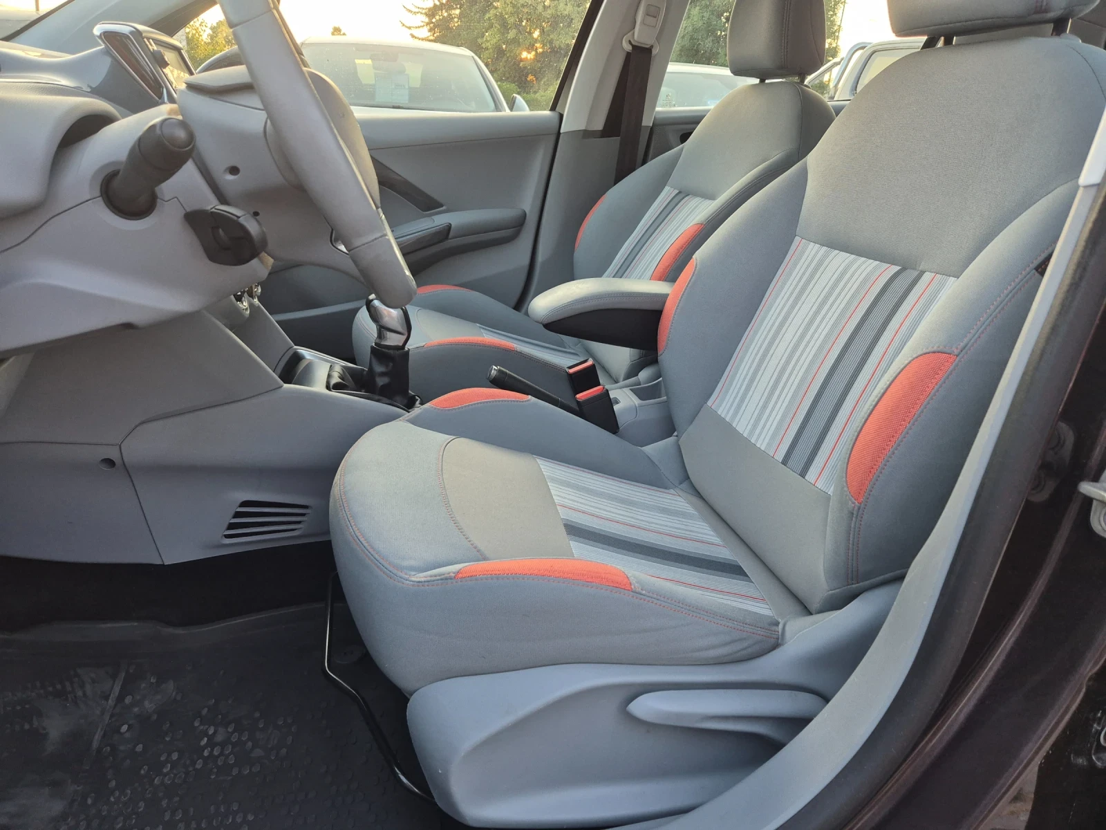 Peugeot 208 1.4i 95k.s. - изображение 8