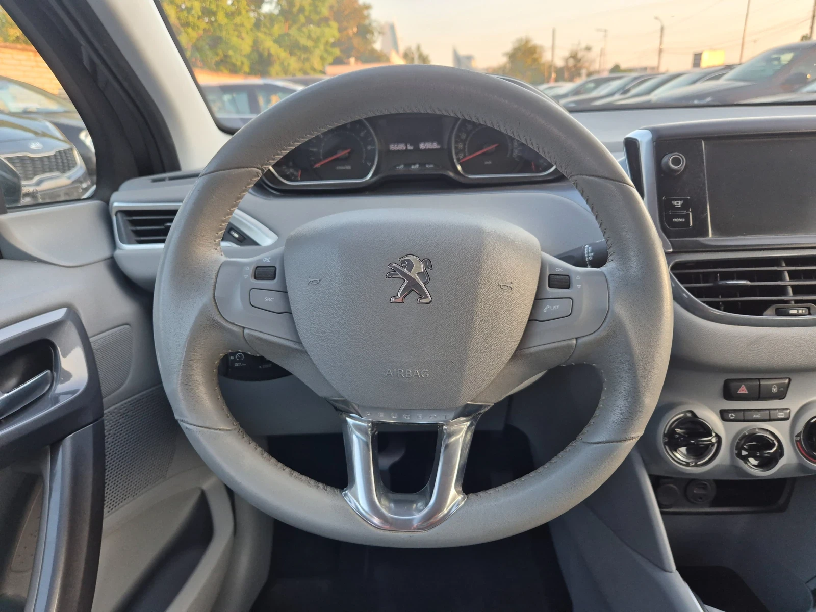 Peugeot 208 1.4i 95k.s. - изображение 10