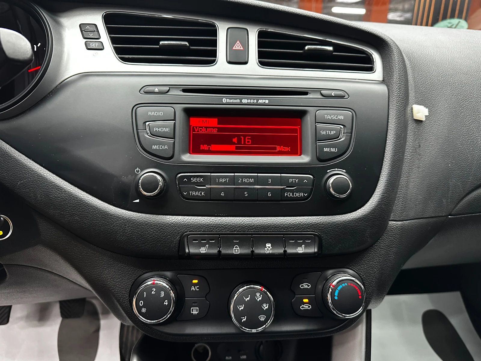 Kia Ceed 1.6d 128 к.с./реални км/ГАРАНЦИЯ, снимка 12 - Автомобили и джипове - 55897191