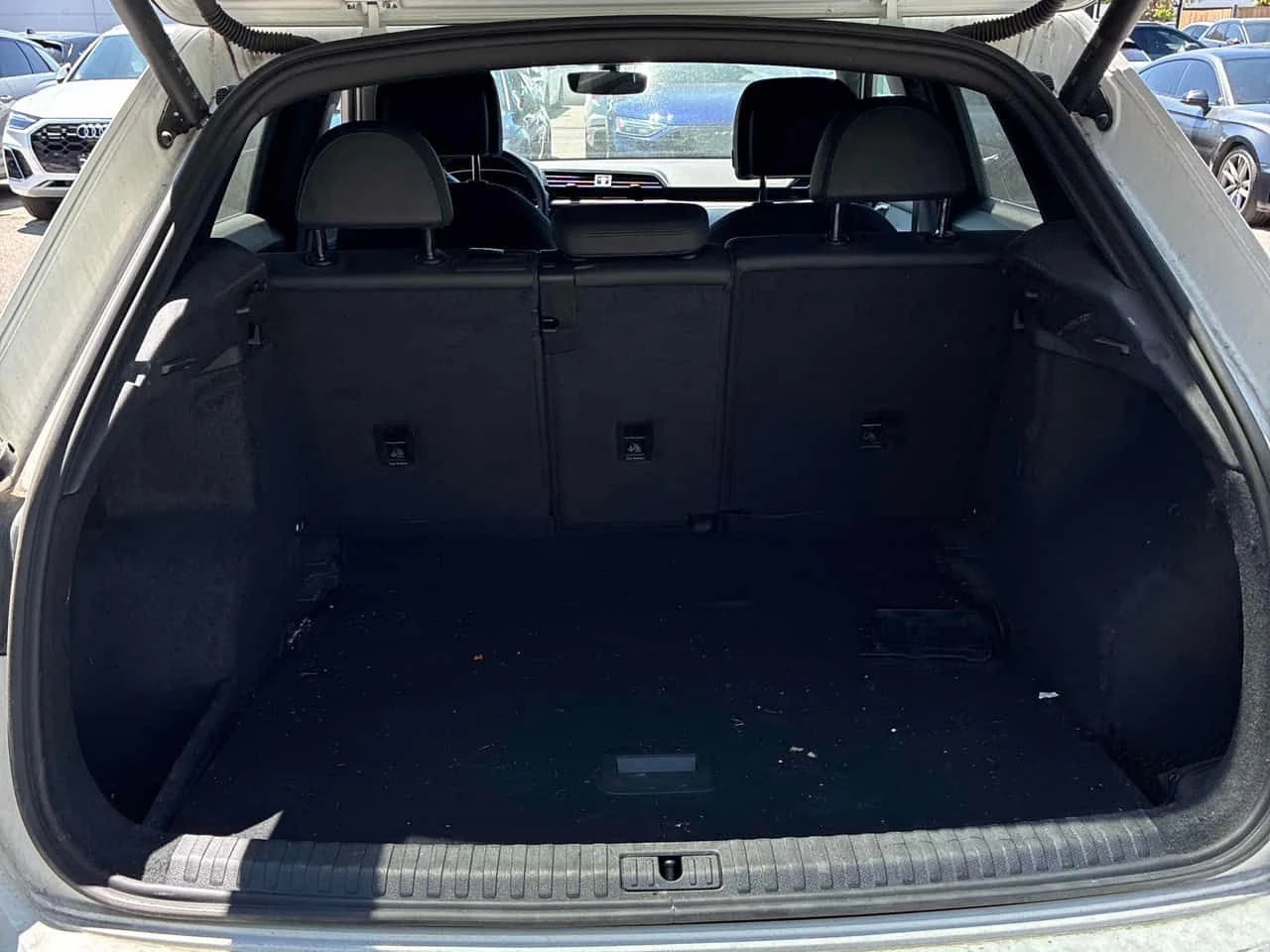Audi Q3 * Komfort * CARFAX * ПАНО * KEYLESS * ПОДГРЕВИ, снимка 13 - Автомобили и джипове - 54636631
