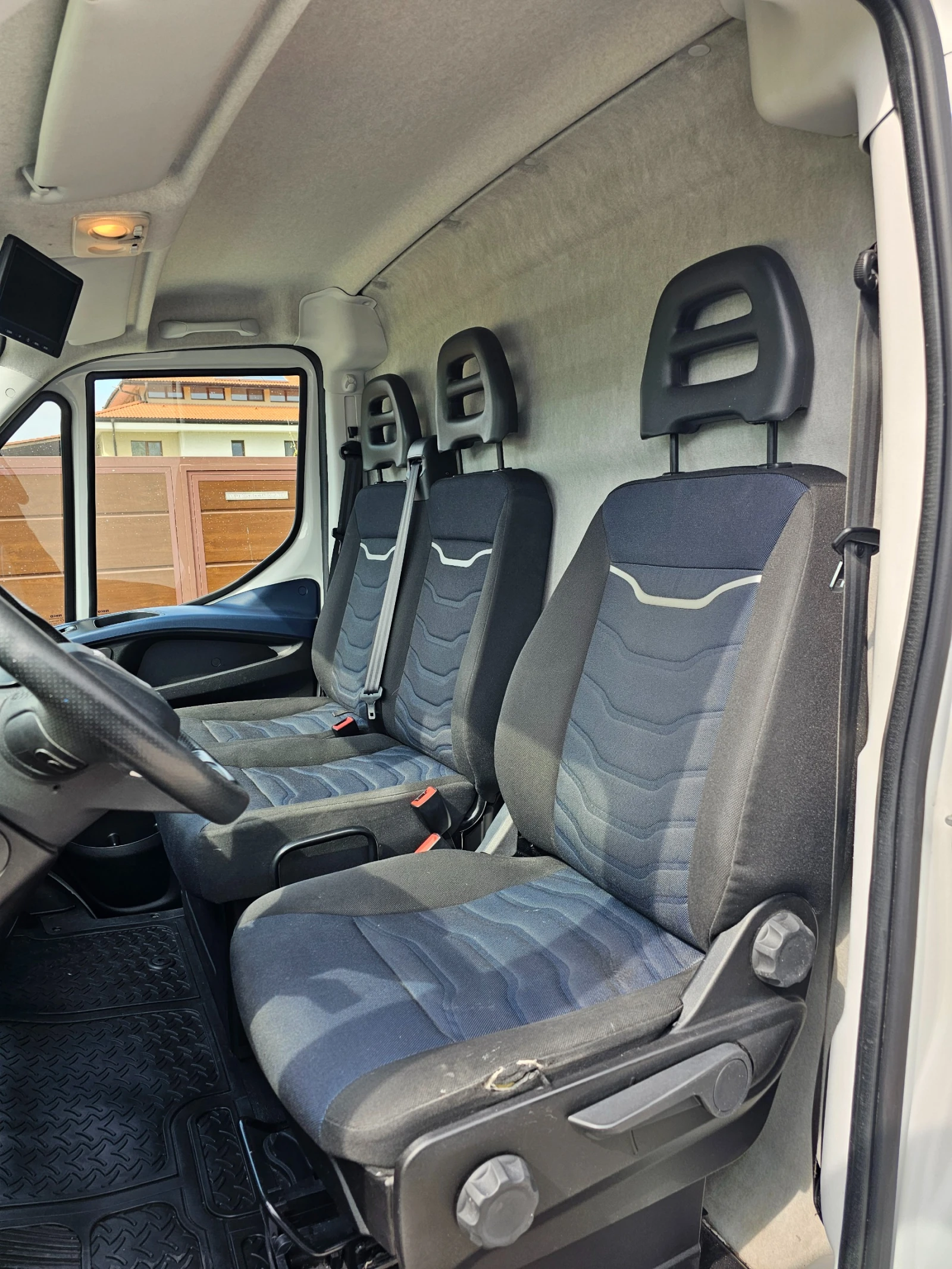 Iveco Daily 35S14 CNG Hi-Matic Автомат/Клима/Нави/Камера, снимка 9 - Бусове и автобуси - 55059687