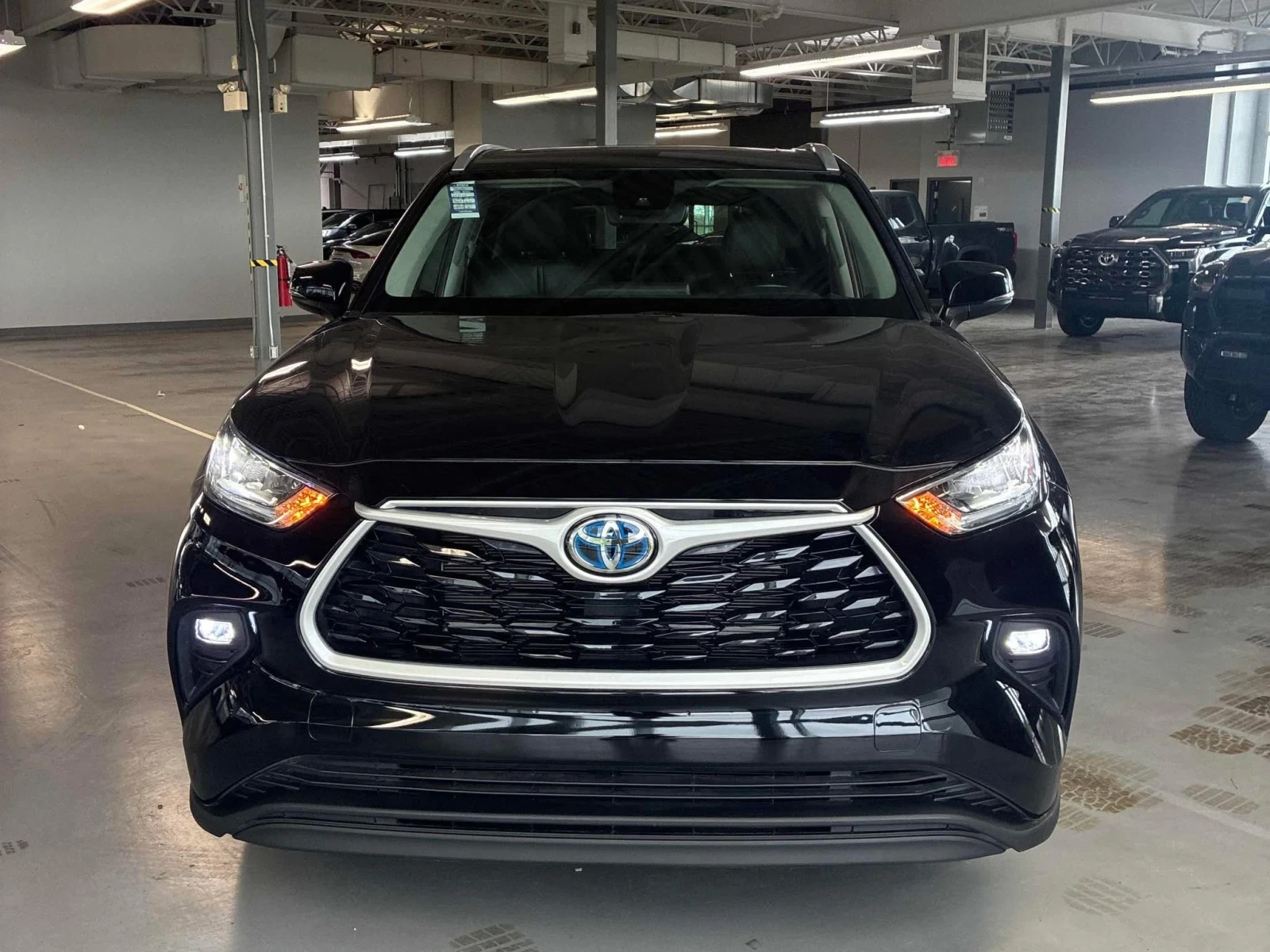 Toyota Grand Highlander HYBRID * ЧЕРЕН САЛОН * 8 МЕСТА * CARFAX * , снимка 2 - Автомобили и джипове - 54631885