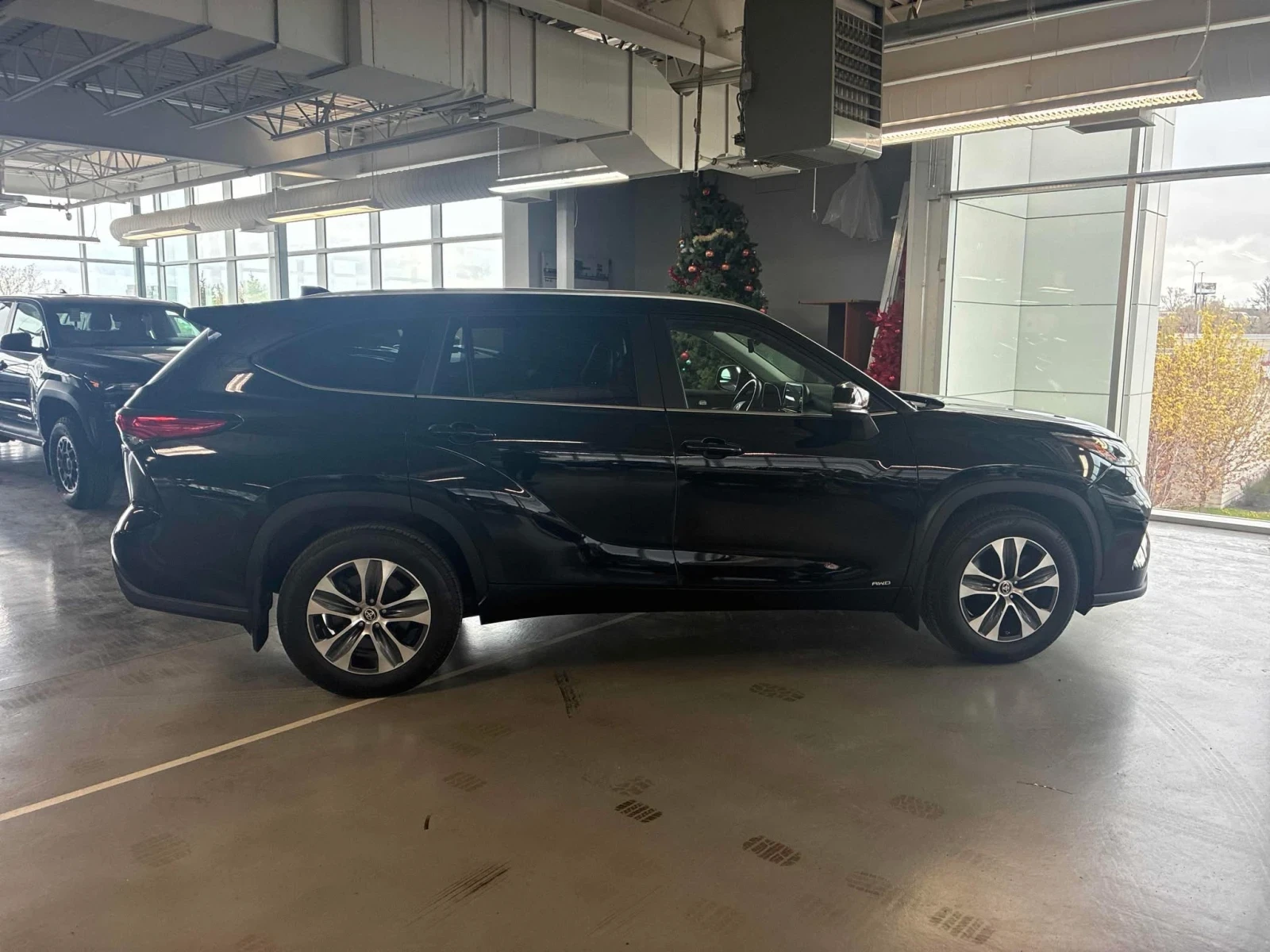 Toyota Grand Highlander HYBRID * ЧЕРЕН САЛОН * 8 МЕСТА * CARFAX * , снимка 4 - Автомобили и джипове - 54631885