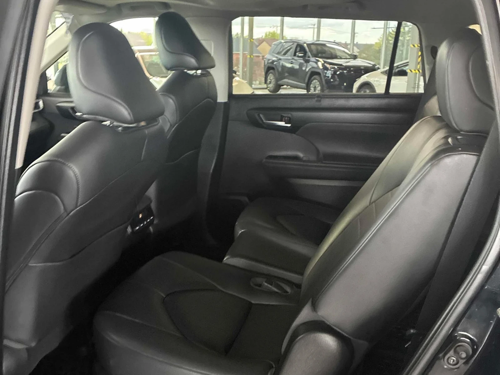 Toyota Grand Highlander HYBRID * ЧЕРЕН САЛОН * 8 МЕСТА * CARFAX * , снимка 11 - Автомобили и джипове - 54631885