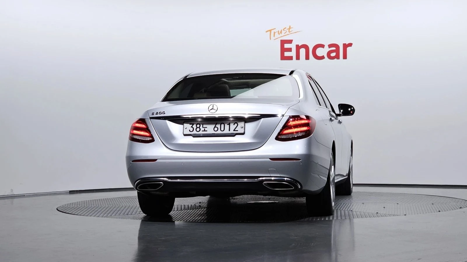 Mercedes-Benz E 200, снимка 4 - Автомобили и джипове - 56684875