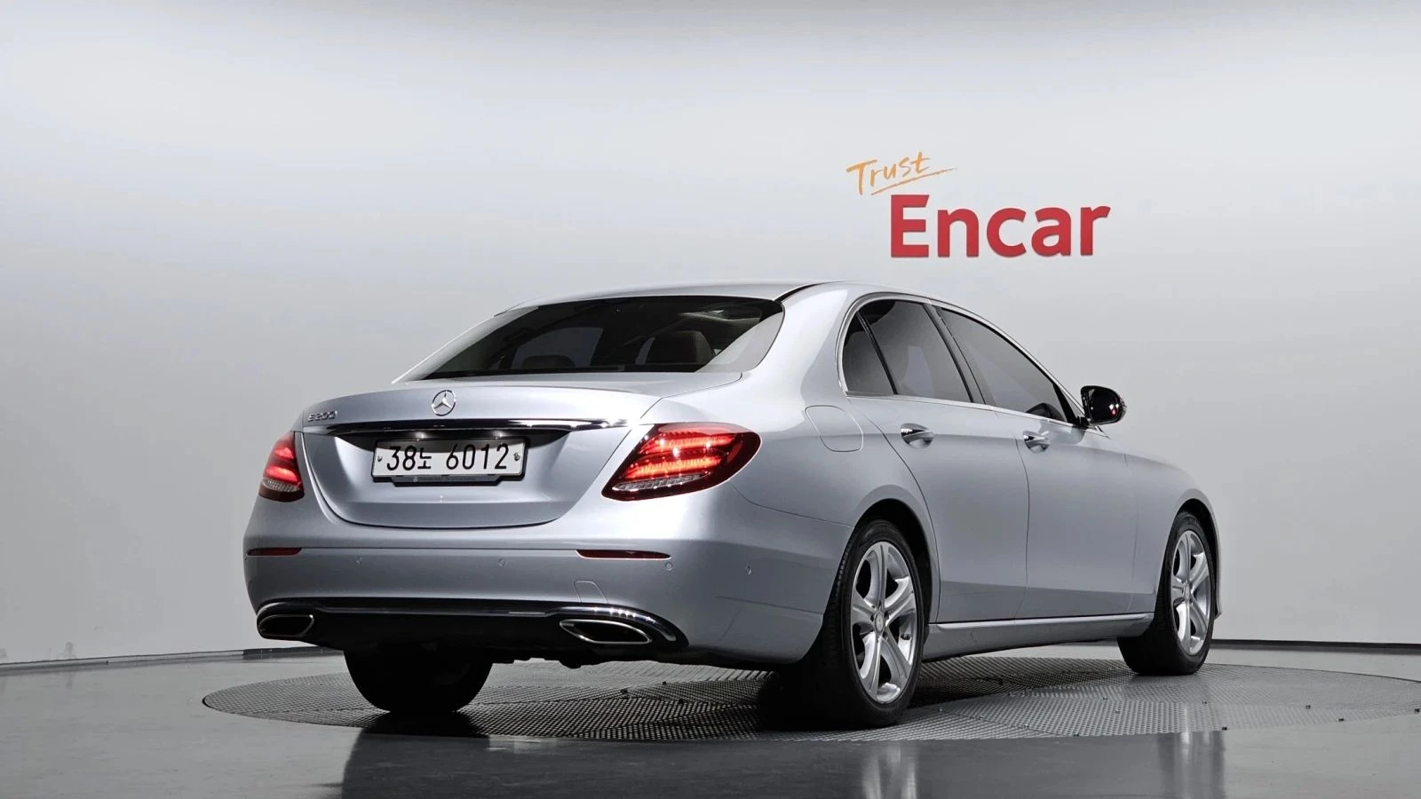 Mercedes-Benz E 200, снимка 2 - Автомобили и джипове - 56684875