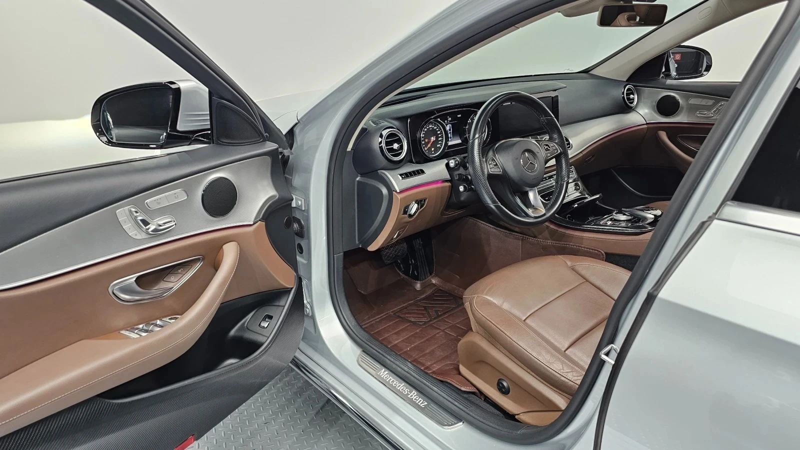 Mercedes-Benz E 200, снимка 8 - Автомобили и джипове - 56684875