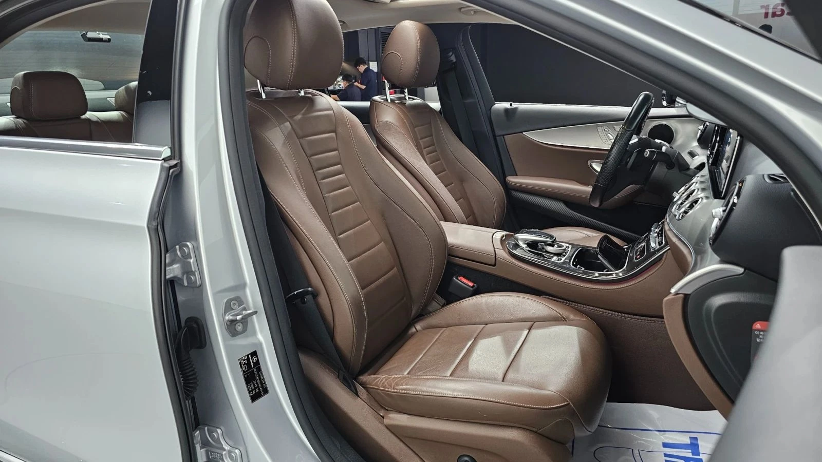 Mercedes-Benz E 200, снимка 9 - Автомобили и джипове - 56684875
