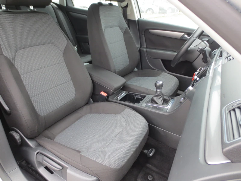 VW Passat 1.6 TDI, снимка 11 - Автомобили и джипове - 52903613