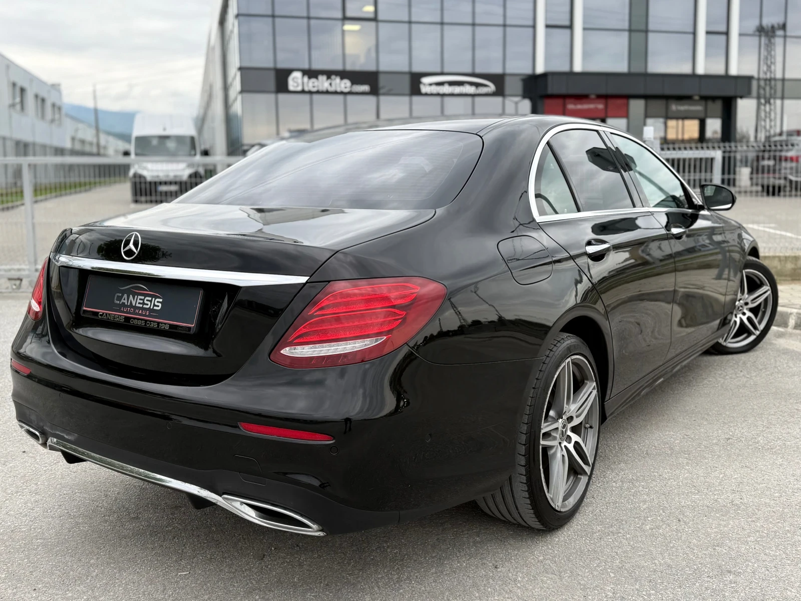 Mercedes-Benz E 220 4MATIC* AMG-LINE* DIGITAL* PODGREV* HEAD-UP* AMBIE, снимка 4 - Автомобили и джипове - 54382622