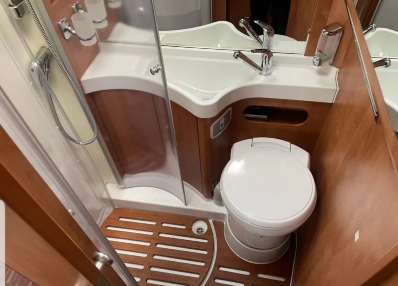 Кемпер Carthago Chic - C line T Plus 3.0 Motor 160 kc Зимно Изпълн, снимка 10 - Каравани и кемпери - 53435807