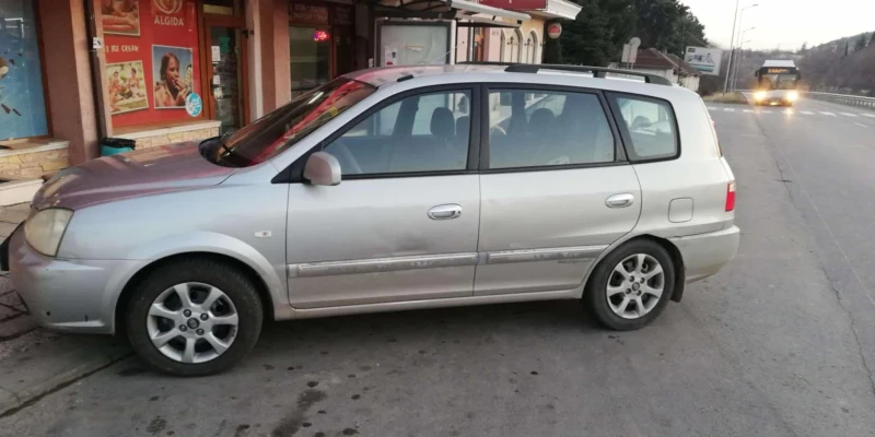 Kia Carens CDI, снимка 3 - Автомобили и джипове - 48467116