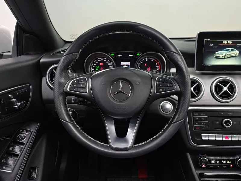 Mercedes-Benz CLA 2.5, снимка 13 - Автомобили и джипове - 54287837