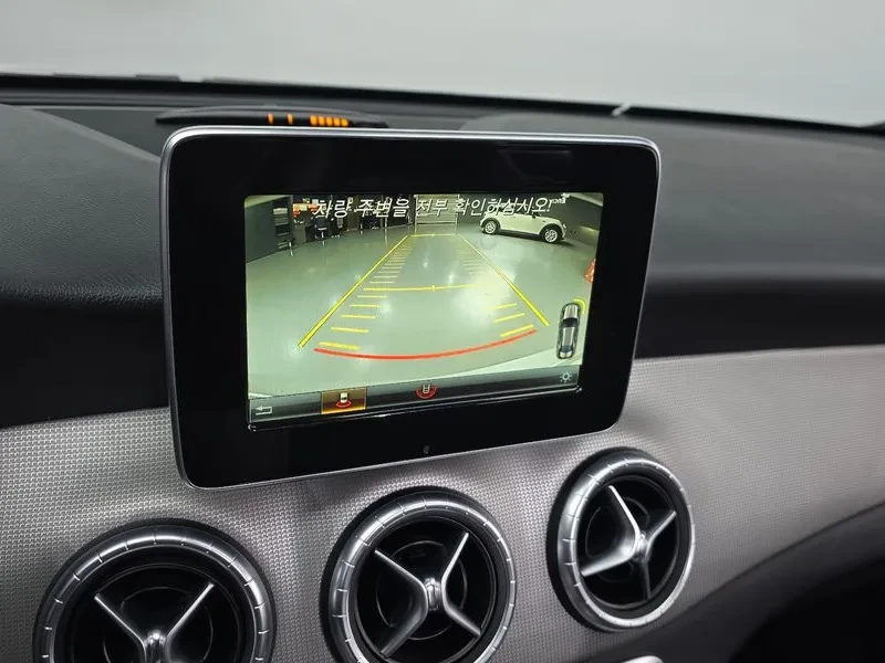 Mercedes-Benz CLA 2.5, снимка 16 - Автомобили и джипове - 54287837