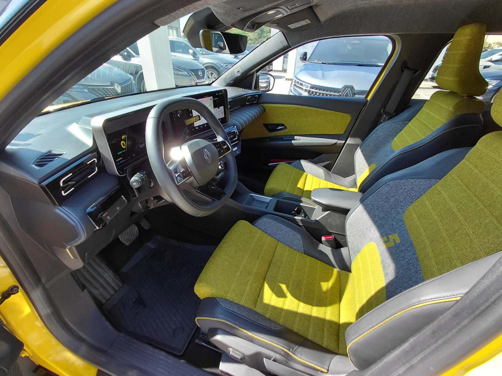 Renault 5 Iconic cinq/ EV150 52kWh/Harman Kardon, снимка 12 - Автомобили и джипове - 55925890