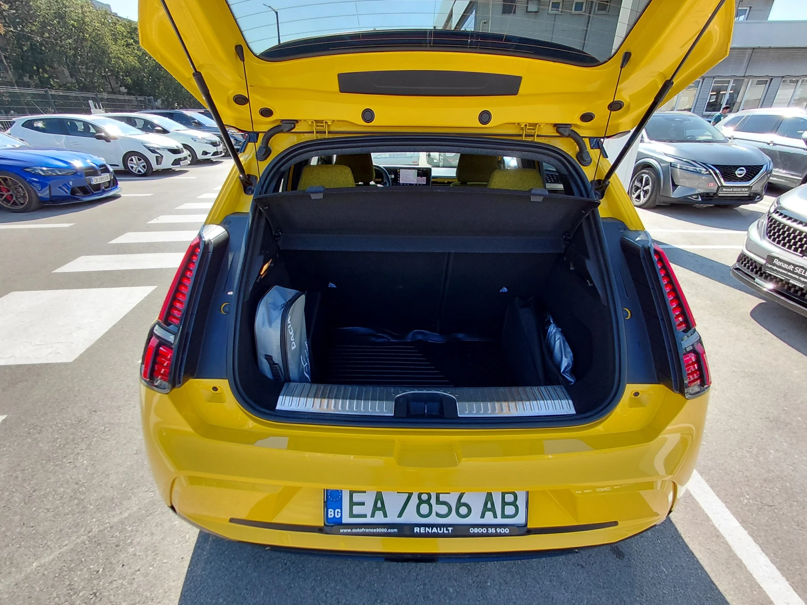 Renault 5 Iconic cinq/ EV150 52kWh/Harman Kardon, снимка 17 - Автомобили и джипове - 55925890