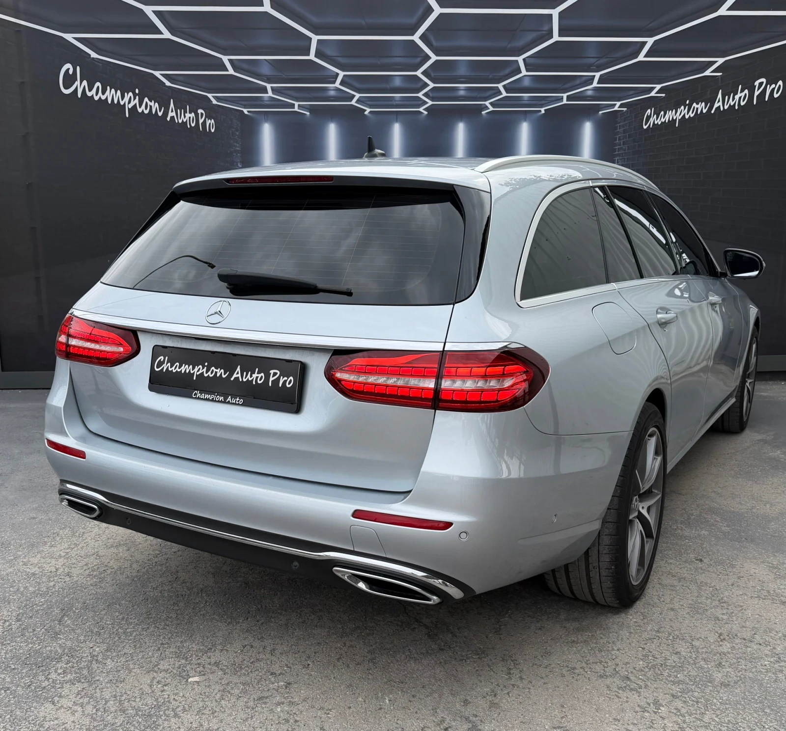 Mercedes-Benz E 220 AMG Packet , снимка 6 - Автомобили и джипове - 56172603
