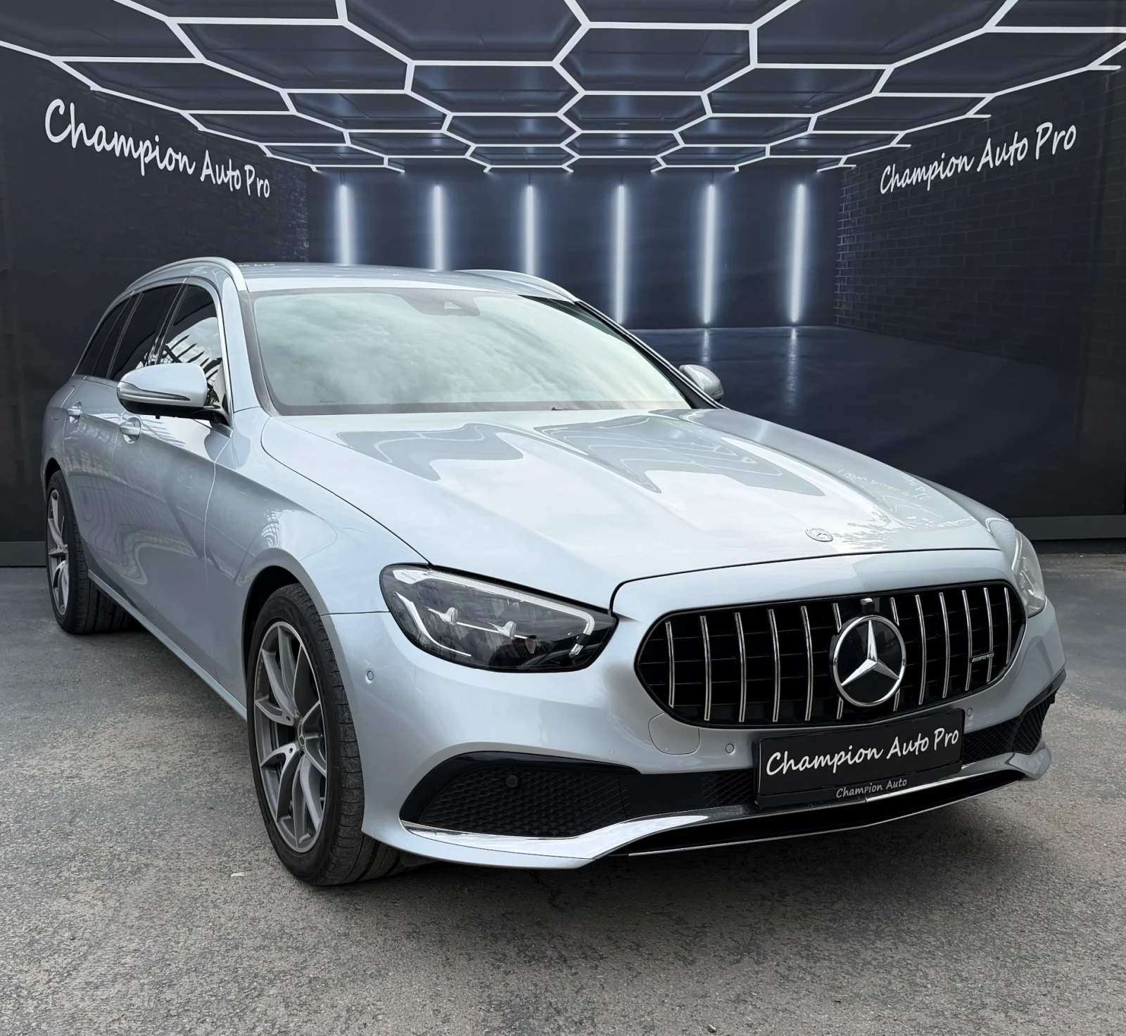 Mercedes-Benz E 220 AMG Packet , снимка 3 - Автомобили и джипове - 56172603