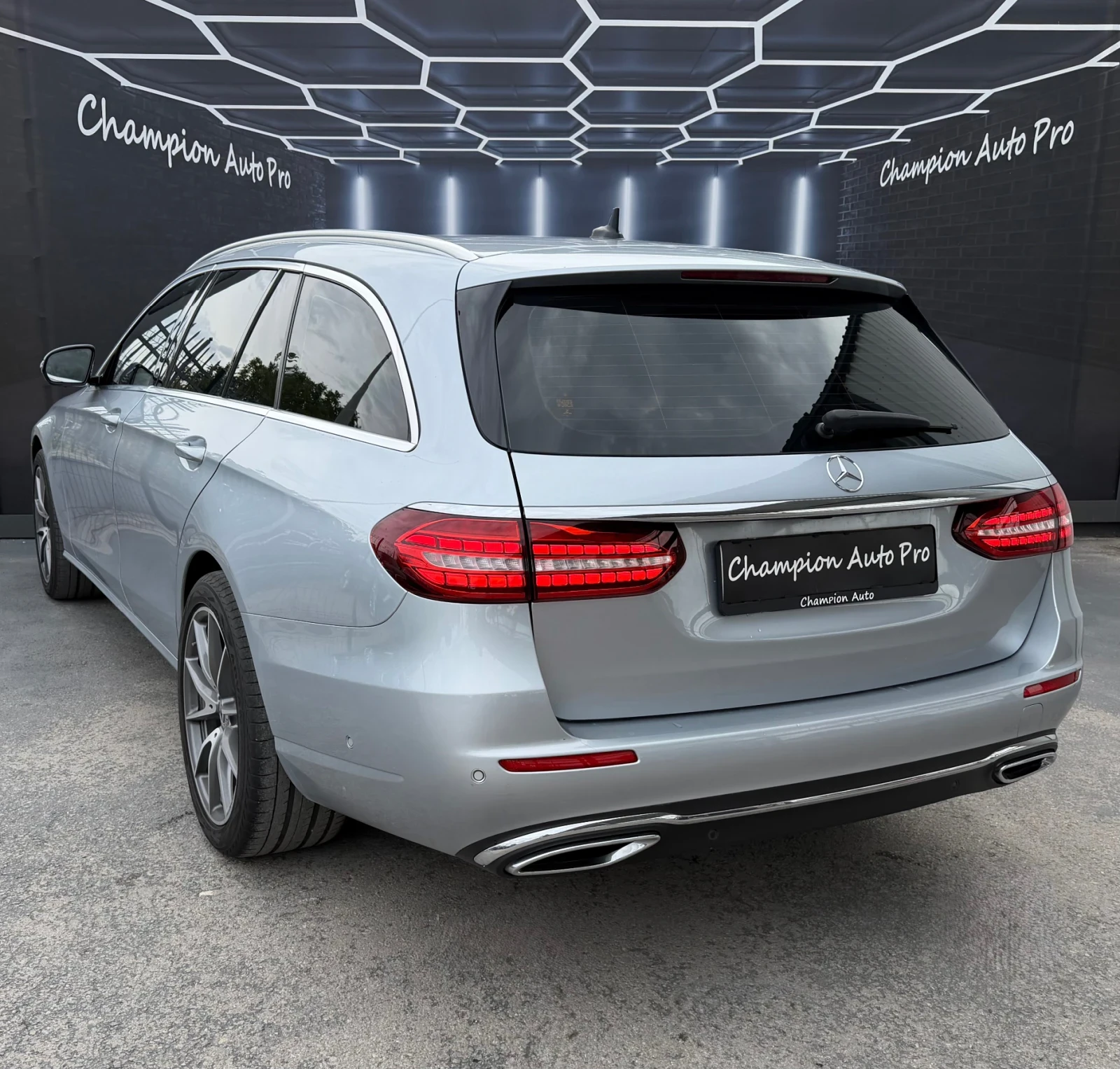 Mercedes-Benz E 220 AMG Packet , снимка 4 - Автомобили и джипове - 56172603