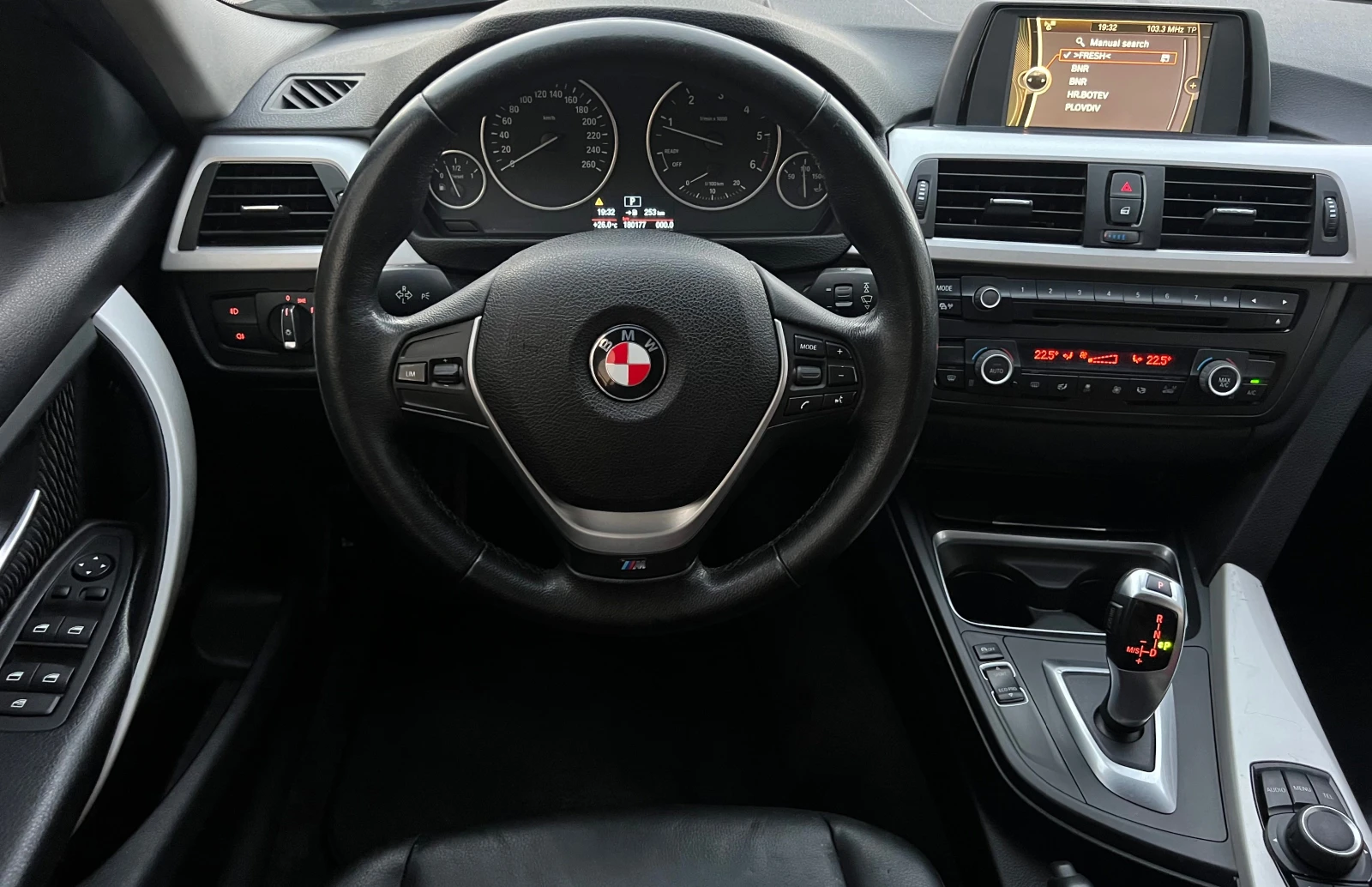 BMW 320 d M-PERFORMANCE/LED/XENON/NAVI/KOJA/UNIKAT, снимка 16 - Автомобили и джипове - 56247680