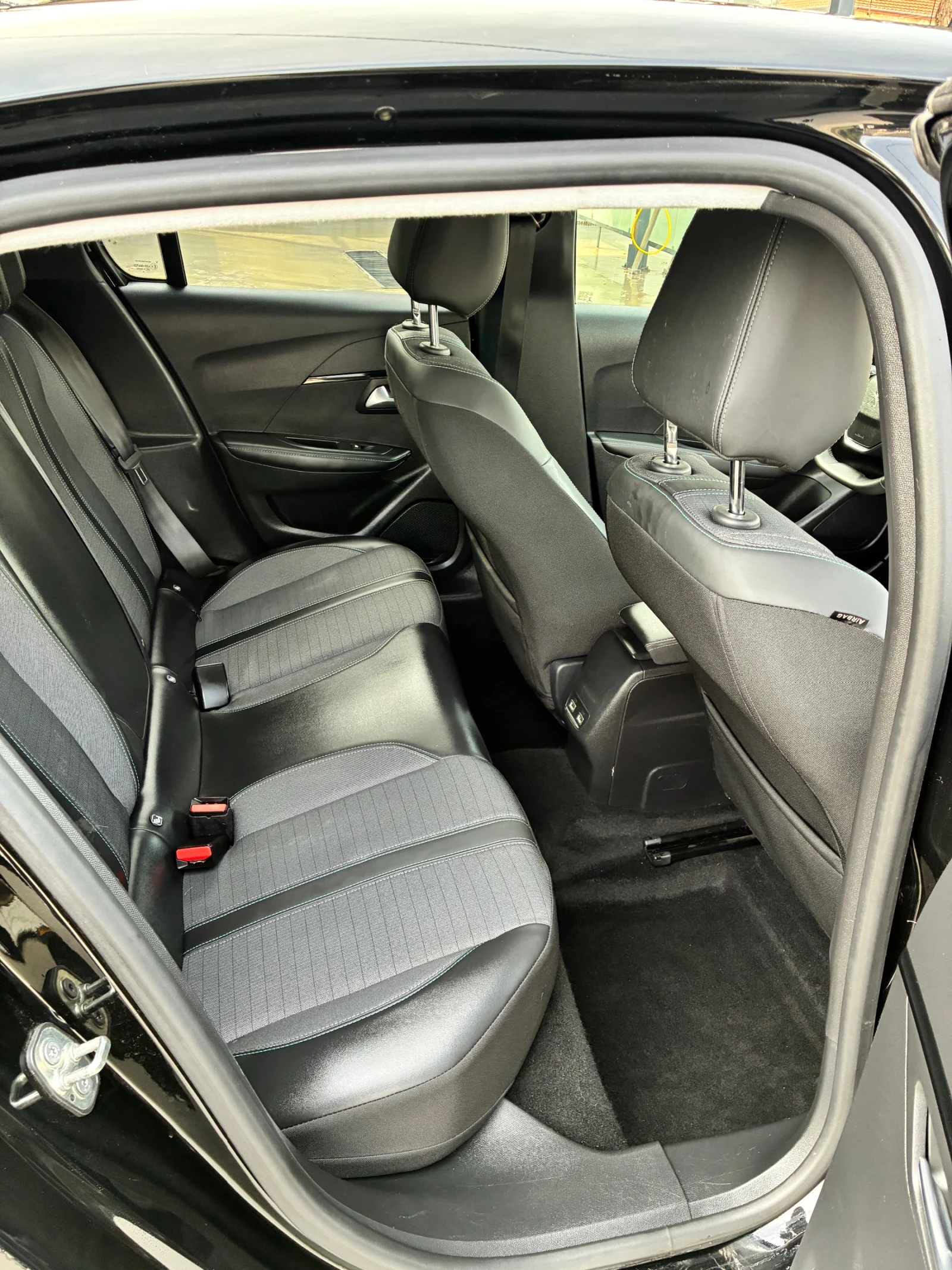Peugeot 208 E-208, снимка 10 - Автомобили и джипове - 56451199