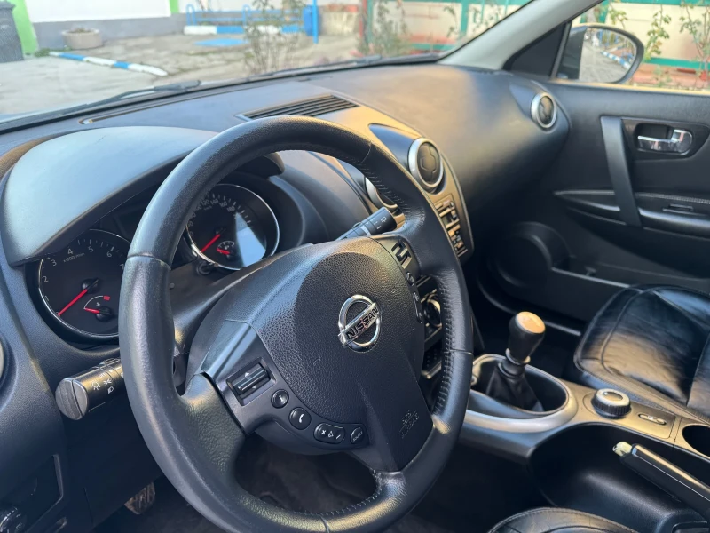 Nissan Qashqai 2.0i 4x4 Кожа Швейцария, снимка 9 - Автомобили и джипове - 48726412