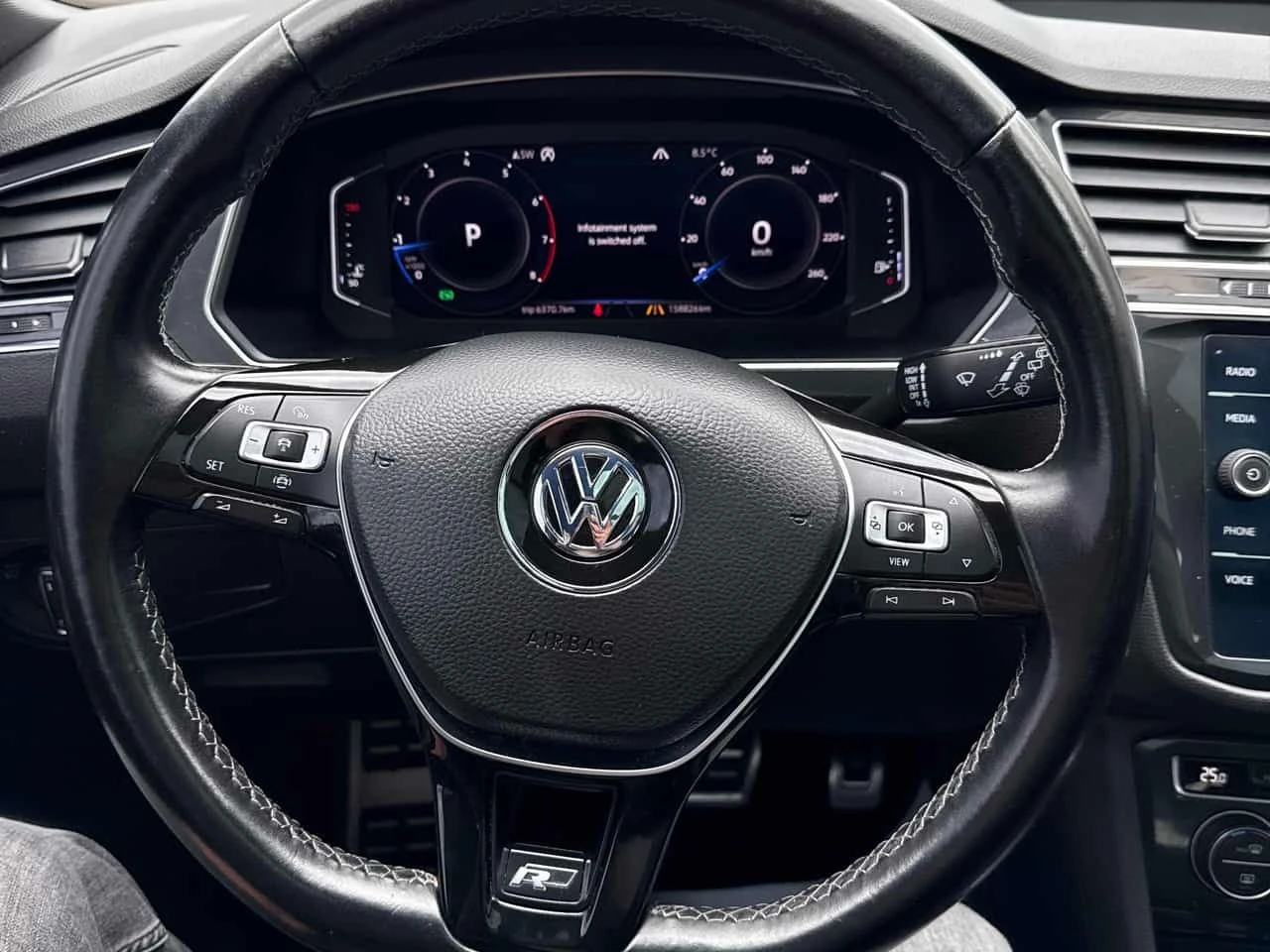 VW Tiguan * Highline * R-Line * ПАНОРАМА * ПОДГРЕВ , снимка 8 - Автомобили и джипове - 54398223