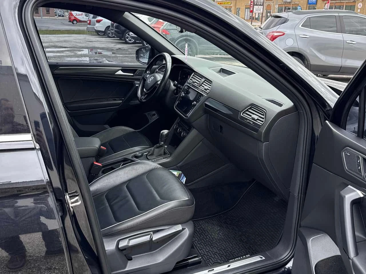 VW Tiguan * Highline * R-Line * ПАНОРАМА * ПОДГРЕВ , снимка 12 - Автомобили и джипове - 54398223
