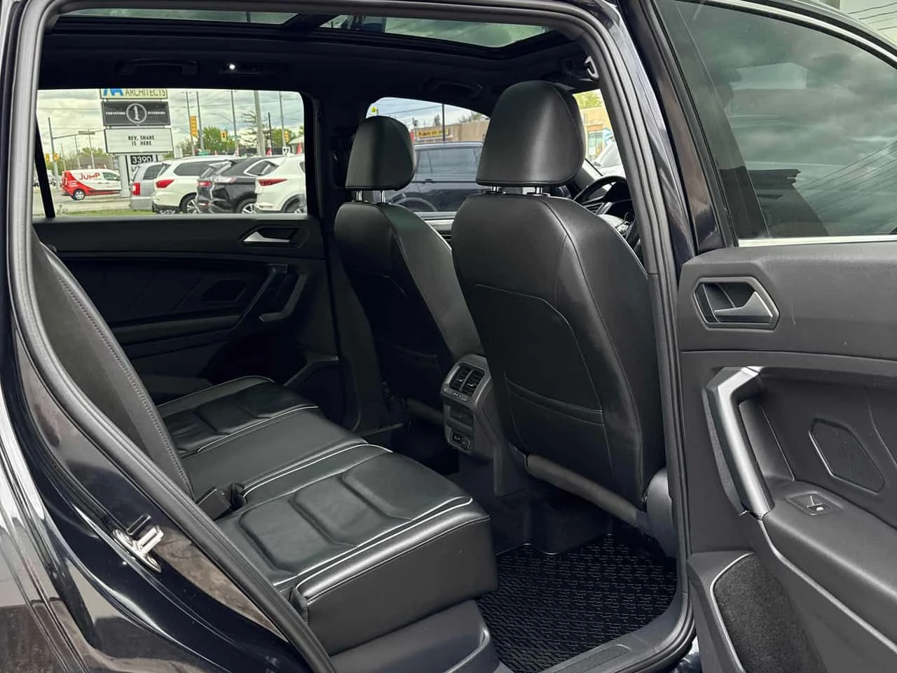VW Tiguan * Highline * R-Line * ПАНОРАМА * ПОДГРЕВ , снимка 11 - Автомобили и джипове - 54398223