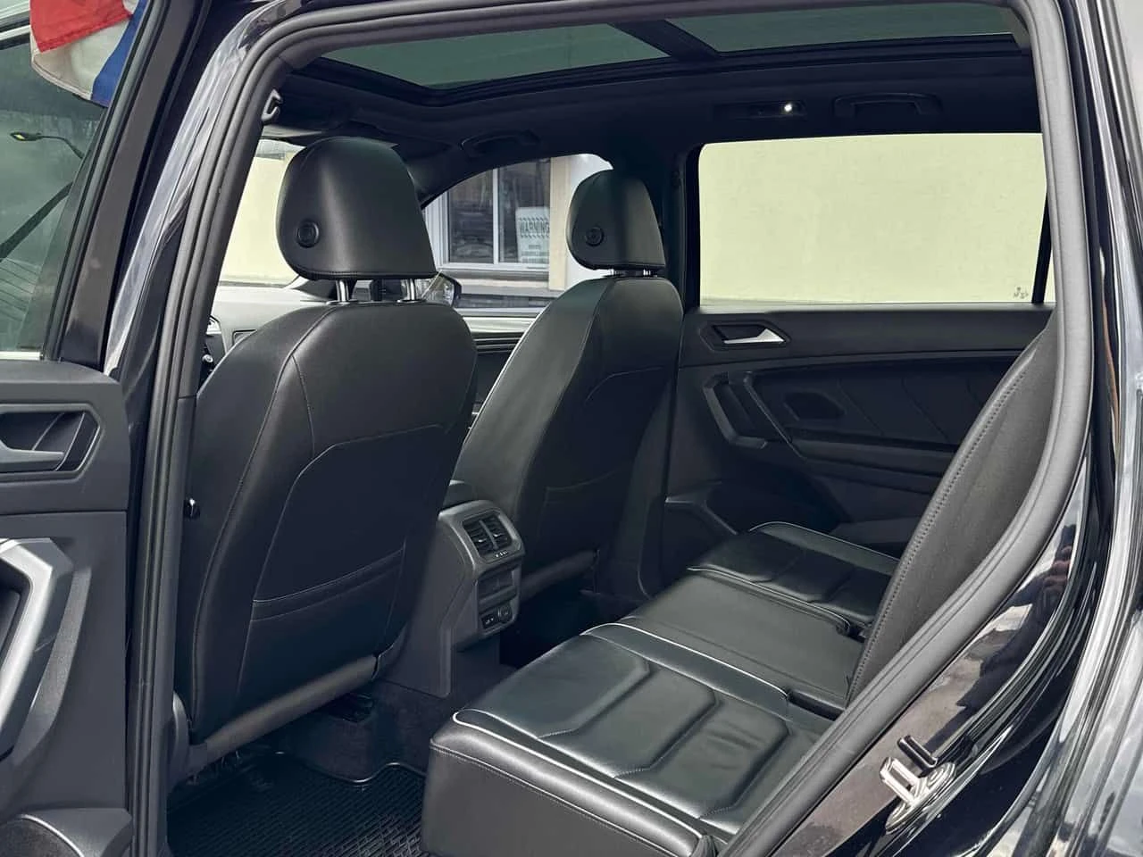 VW Tiguan * Highline * R-Line * ПАНОРАМА * ПОДГРЕВ , снимка 10 - Автомобили и джипове - 54398223